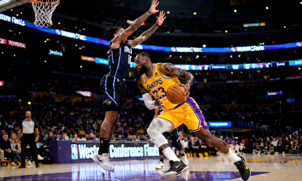 NBA季后赛西部决赛精彩画面，湖人队詹姆斯突破上篮，防守球员奋力拦截
